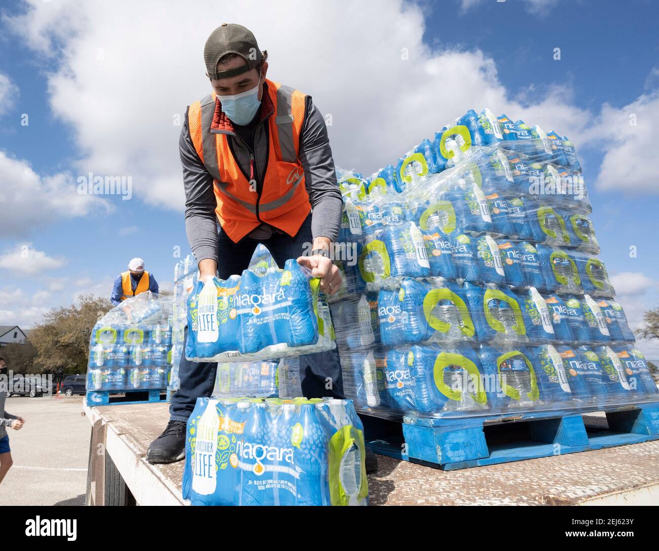 Oak Hill, Texas USA 21 febbraio 2021: I casi di acqua in bottiglia arrivano  in camion ai disperati residenti della contea occidentale di Travis, Texas,  fuori dall'acqua di rubinetto per diversi giorni