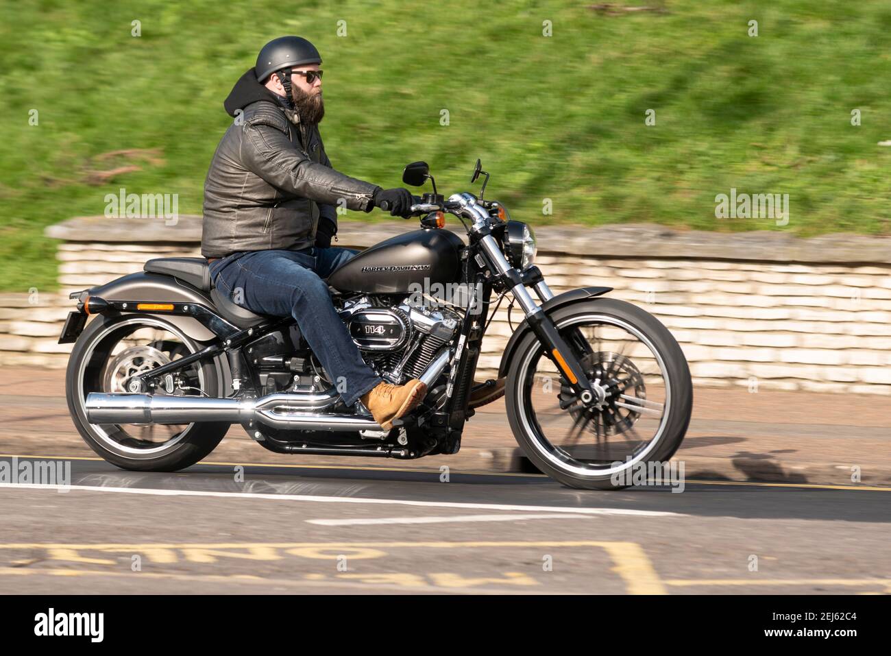 Harley Davidson 114 pollici cubici moto essere guidato a Southend sul mare, Essex, Regno Unito, in una giornata di sole luminoso inverno, durante COVID 19 blocco Foto Stock