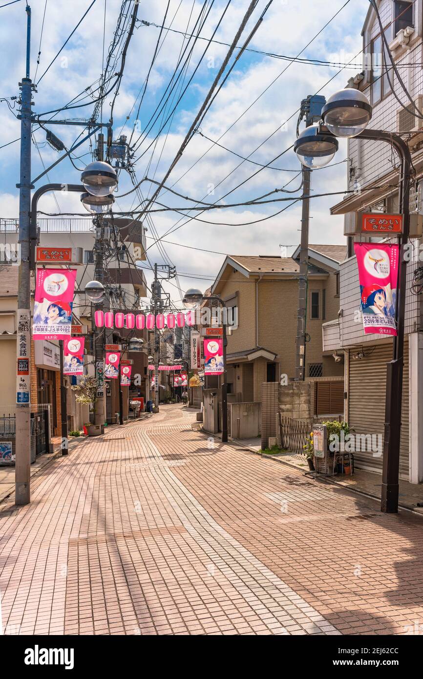 tokyo, giappone - aprile 07 2019: Via dello shopping di Somei-Ginza adornata con lanterne di carta e pennant giapponesi al mattino nel rione di Toshima. Foto Stock