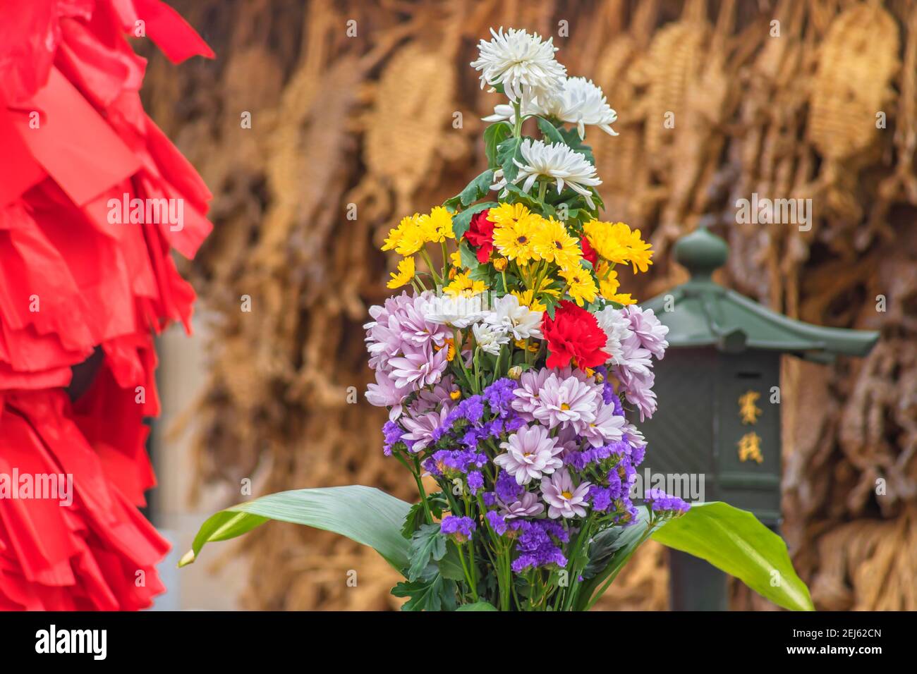 tokyo, giappone - aprile 12 2020: Primo piano su un bouquet di fiori esposti come offerta in un tempio e pieni di crisantemi, garofani, marigo Foto Stock