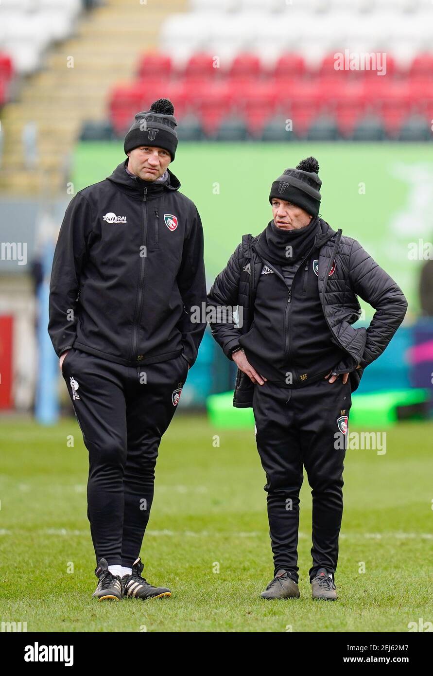 Leicester Tigers Head Coach Steve Borthwick e Assistente Coach Mike Ford guardare il loro team di riscaldamento prima di un Gallagher Premiership Round 10 Rugby Unio Foto Stock
