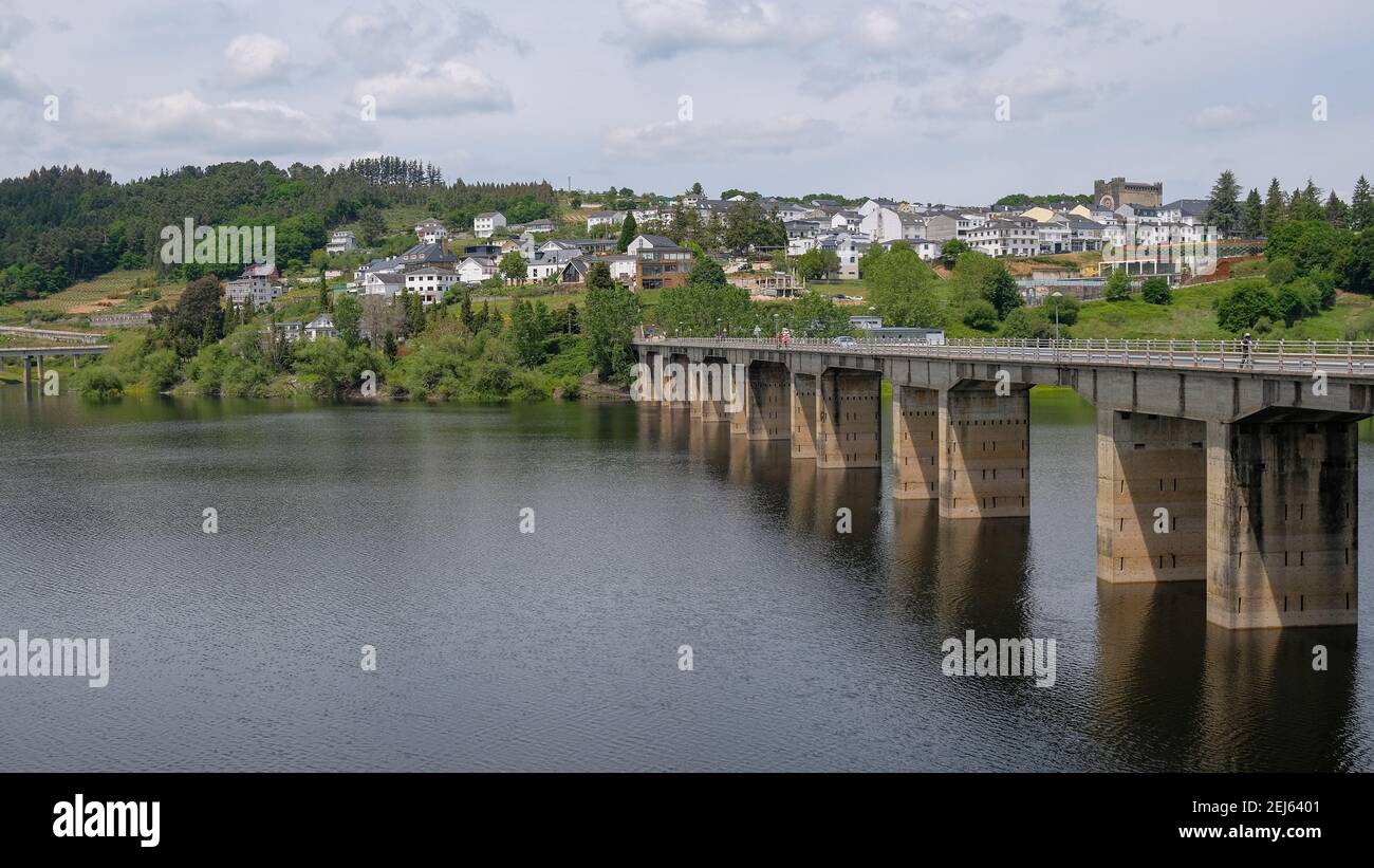 Vista panoramica del famoso ponte e della città storica di Portomarin Sulla via Santiago, spagna galizia Foto Stock