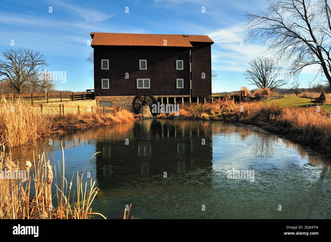Franklin Grove, Illinois, Stati Uniti. Il Franklin Creek Grist Mill riflette nel suo nome sake Creek quando il ghiaccio inizia a formarsi sulla superficie dell'acqua Foto Stock