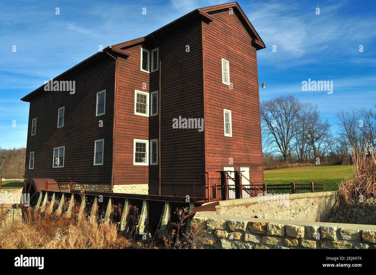 Franklin Grove, Illinois, Stati Uniti. Il Franklin Creek Grist Mill. Il mulino è una ricostruzione accurata e moderna di un mulino ad acqua. Foto Stock