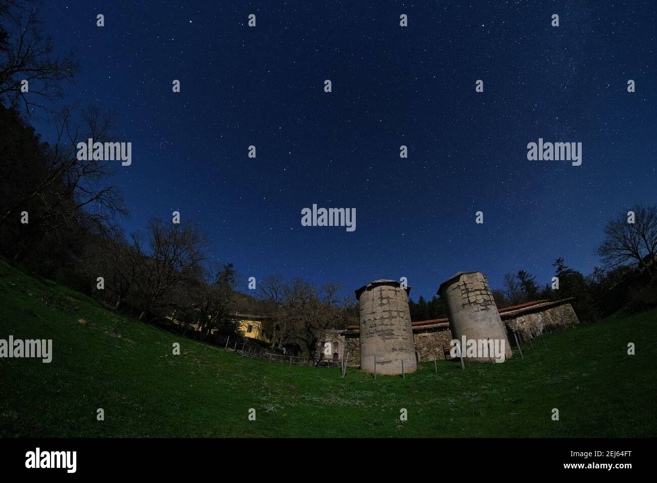 Notte stellata su due silos della vecchia fattoria del Monte Colla nel Parco dei Nebrodi, Sicilia Foto Stock