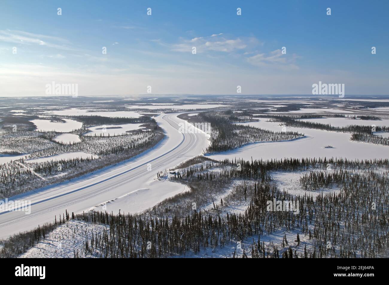 Vista aerea della strada ghiacciata del fiume Mackenzie in inverno, che collega le comunità del delta del Beaufort, territori del Nord-Ovest, l'Artico occidentale del Canada. Foto Stock
