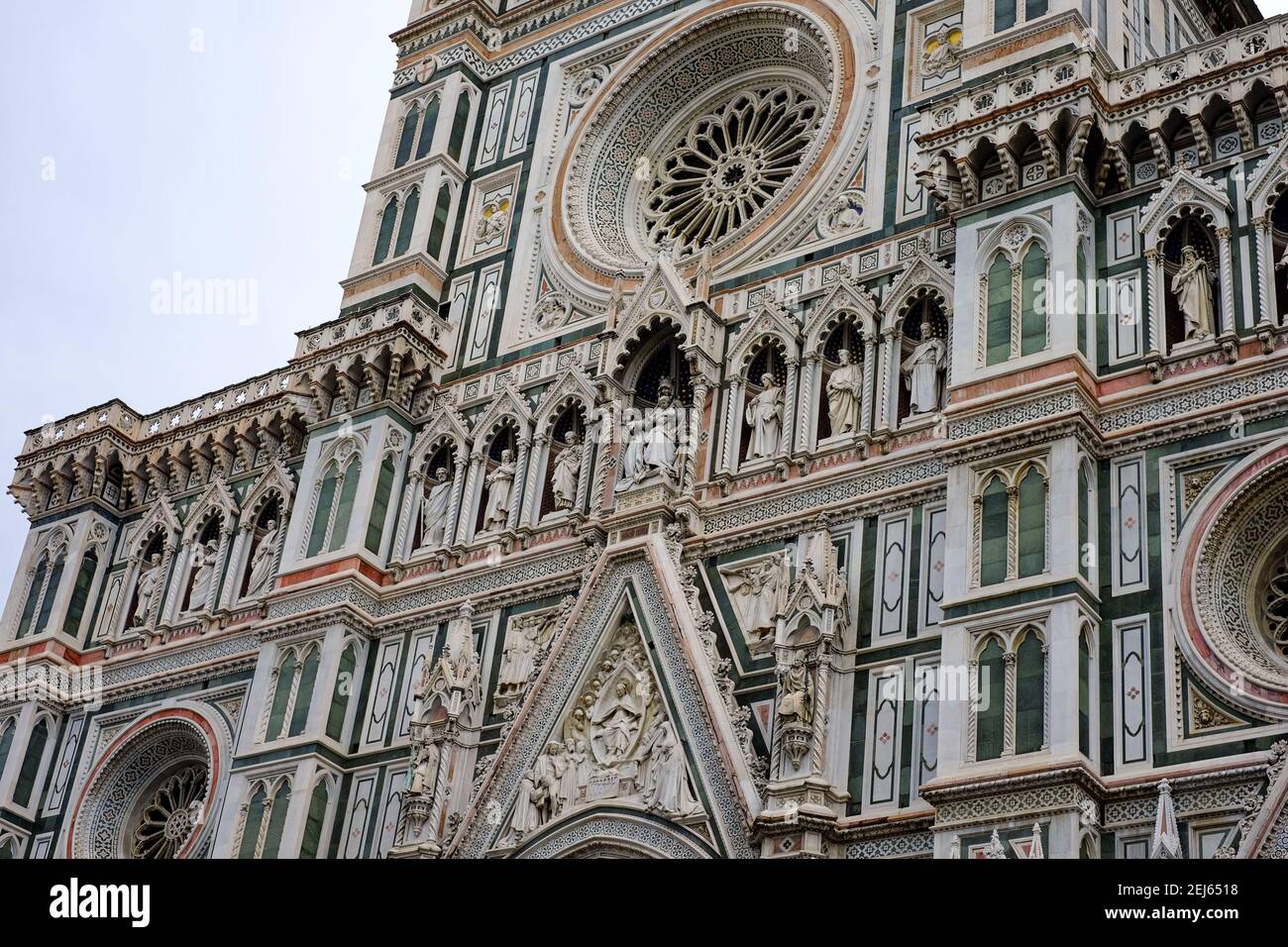 Vista ad angolo basso della famosa Santa Maria del Fiore chatedral Facciata a Firenze, Monumenti Italiani Foto Stock