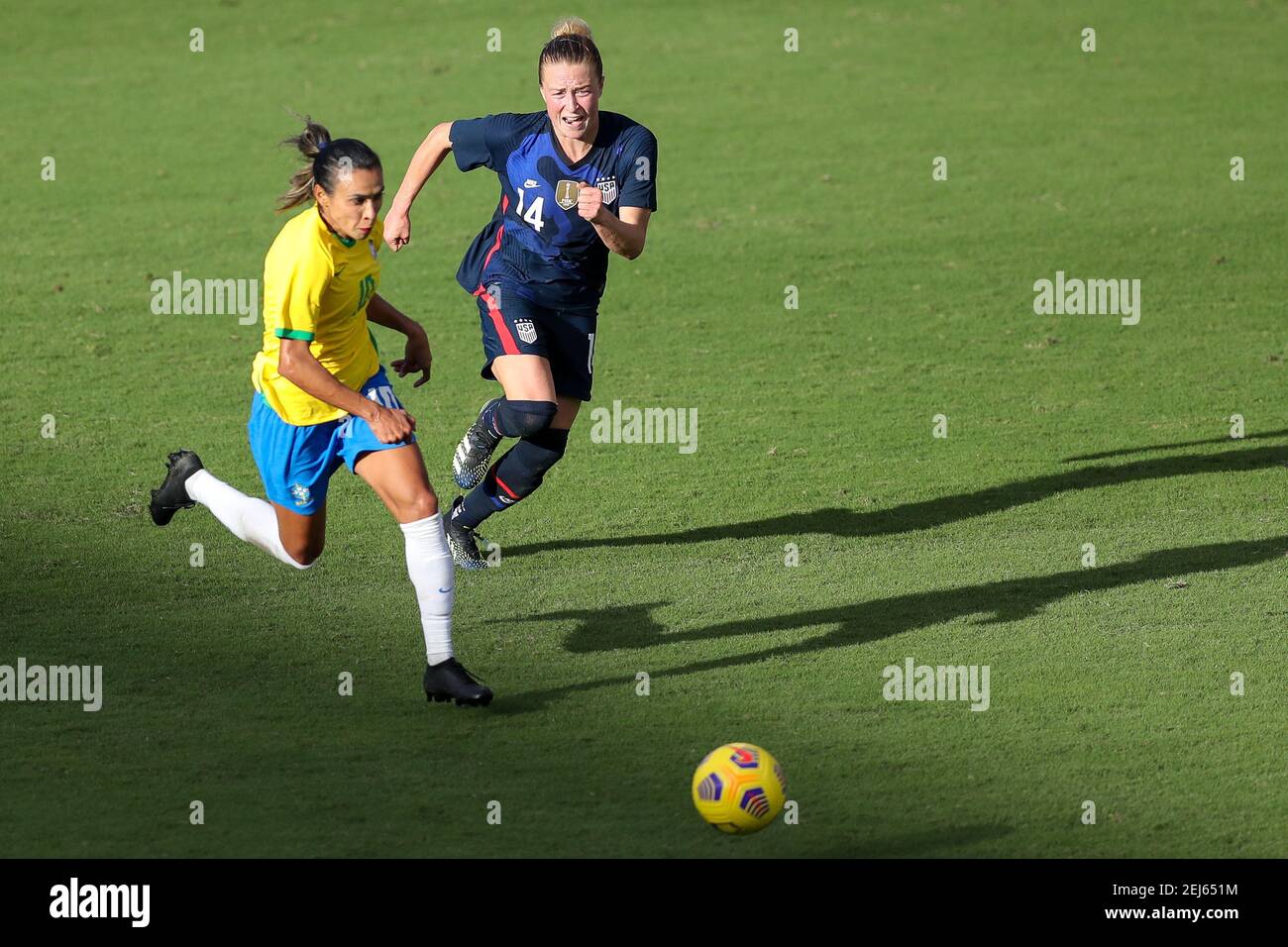 Orlando, Florida, Stati Uniti . 21 febbraio 2021: Il centrocampista brasiliano MARTA (10) compete per la palla contro IL difensore degli Stati Uniti EMILY SONNET (14) durante la SheBelieves Cup Stati Uniti contro Brasile match all'Exploria Stadium di Orlando, Fl il 21 febbraio 2021. Credit: Cory Knowlton/ZUMA Wire/Alamy Live News Foto Stock