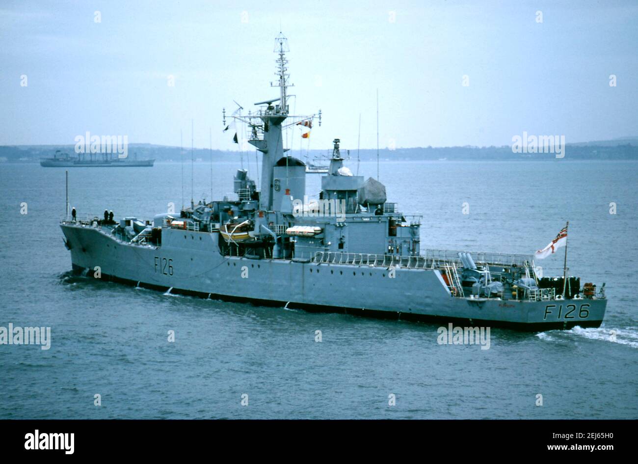 AJAXNETPHOTO. 1976. PORTSMOUTH, INGHILTERRA - LA FREGATA HMS PLYMOUTH PARTE DALLA BASE NAVALE. FREGATA ROTHESAY CLASSE COSTRUITA AL DEVONPORT DOCKYARD 1959. NEL 1982, PLYMOUTH FU UNA DELLE PRIME NAVI DA GUERRA BRITANNICHE AD ARRIVARE NELL'ATLANTICO MERIDIONALE DURANTE IL CONFLITTO DELLE ISOLE FALKLAND, PARTECIPANDO ALLA RICONQUISTA DELLA GEORGIA MERIDIONALE DURANTE L'OPERAZIONE PARAQUET. PHOTO:JONATHAN EASTLAND/AJAX REF:602659 Foto Stock