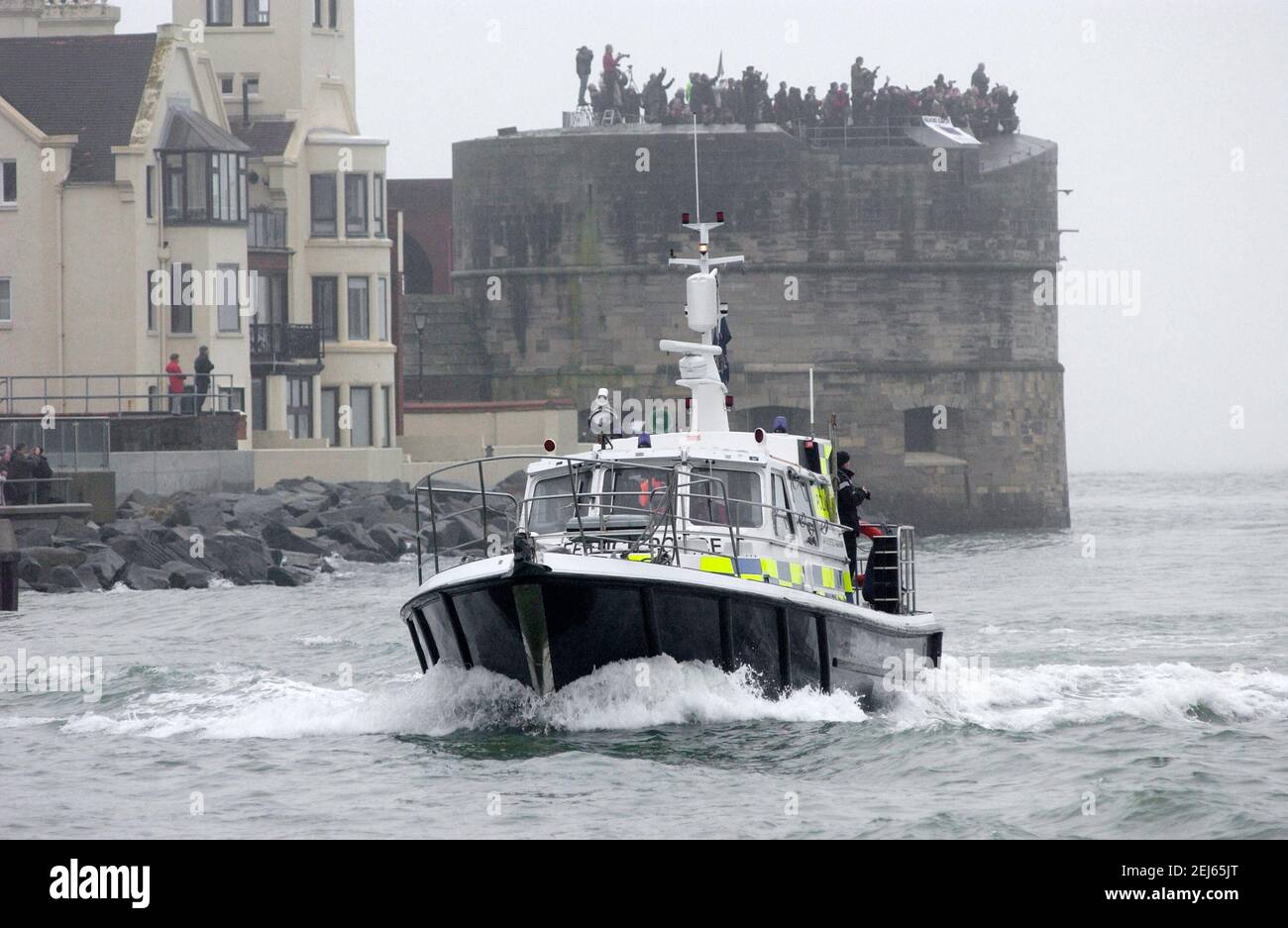 AJAXNETPHOTO. 28 GENNAIO 2009. PORTSMOUTH, INGHILTERRA. - ACCOGLIENZA MISTY - LANCIO DELLA POLIZIA DEL MINISTERO DELLA DIFESA ENTRANDO NEL PORTO MENTRE LE FOLLE SULLA TORRE ROTONDA ACCOLGONO HMS AUDING, PRIMO DEI SEI NUOVI CACCIATORPEDINIERE TIPO 45 DELLA ROYAL NAVY. PHOTO:JONATHAN EASTLAND/AJAX REF:D92801 2257 Foto Stock