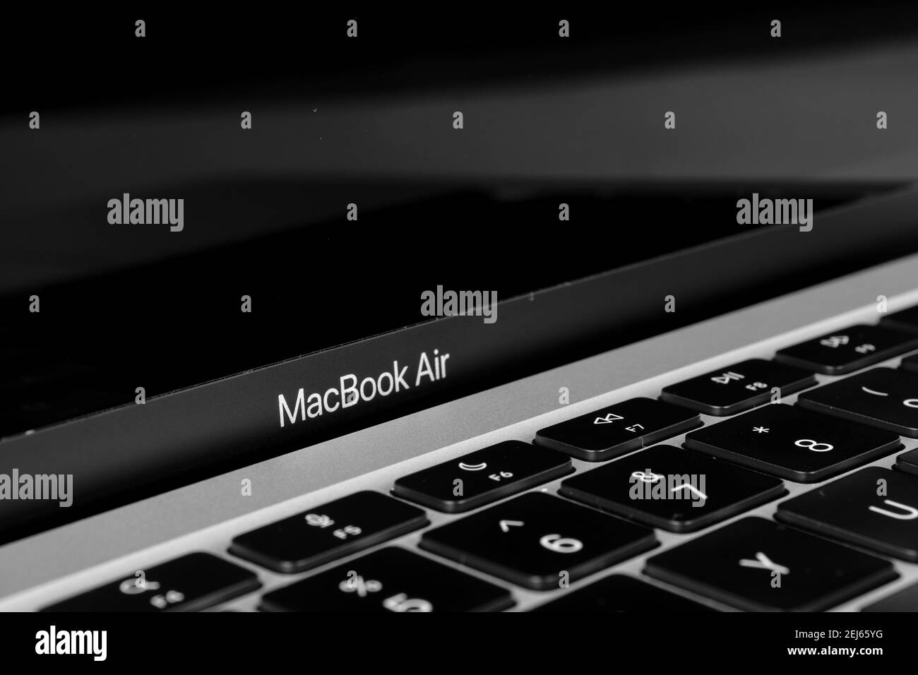Computer portatile Apple MacBook Air M1 e relativo logo. Foto in bianco e nero. Stafford, Regno Unito, 21 febbraio 2021. Foto Stock