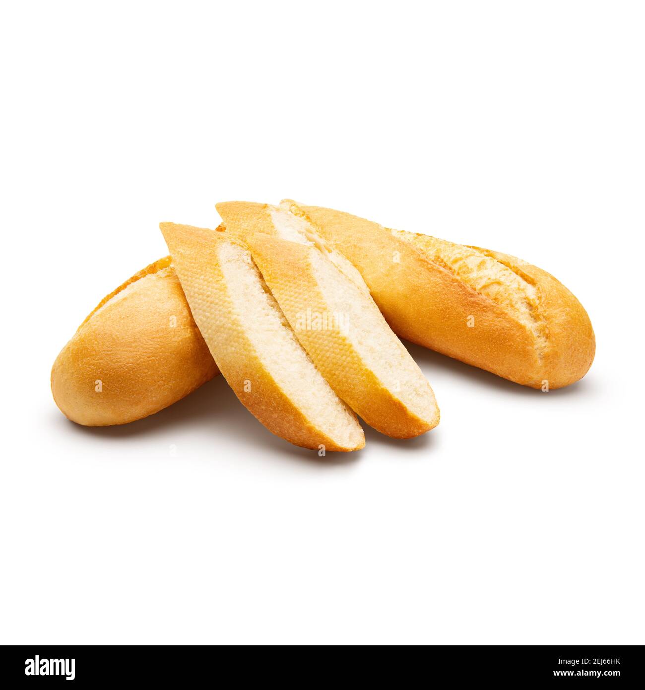 Baguette francese di pane con fette isolate su sfondo bianco. Vista dall'alto Foto Stock