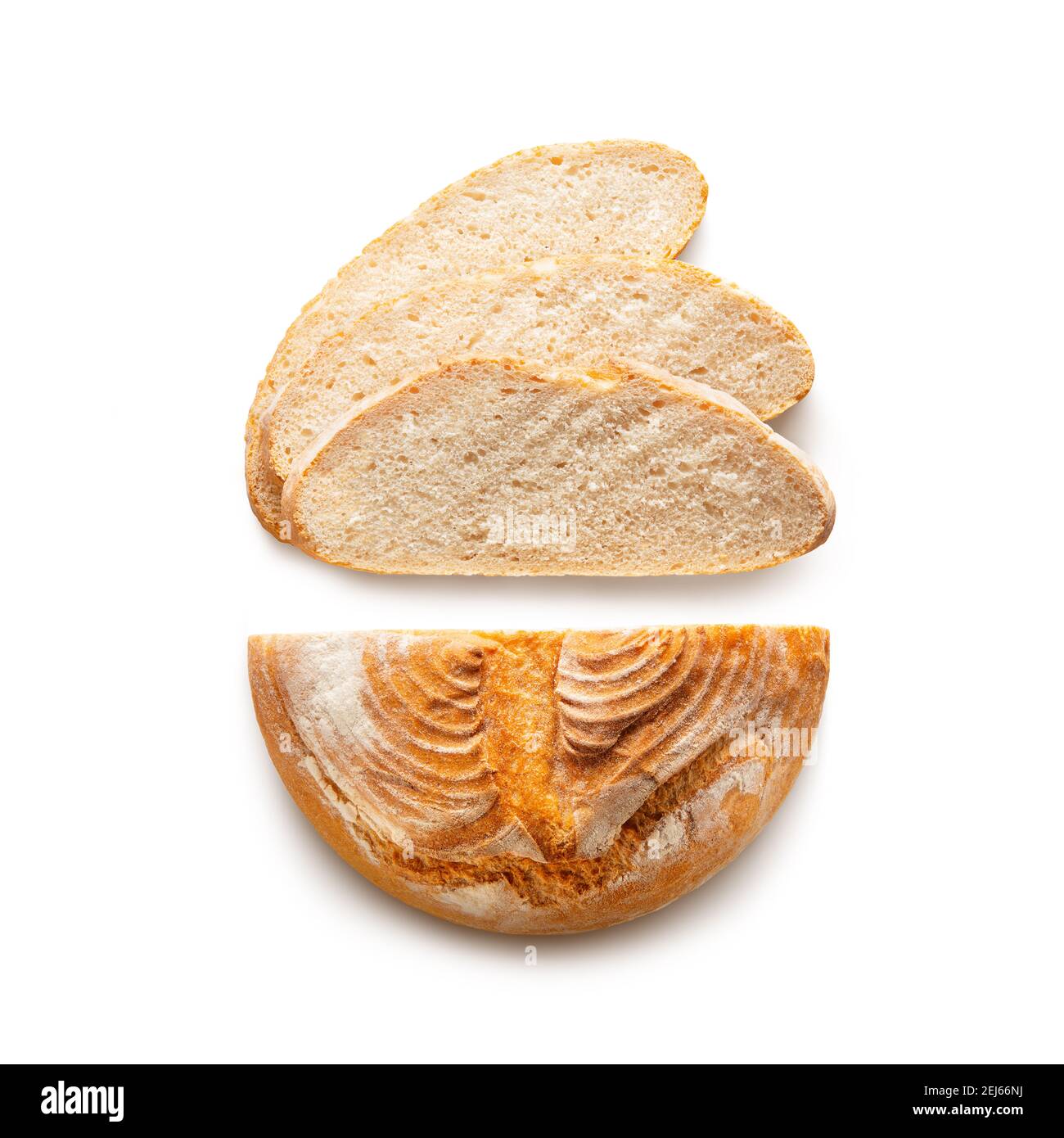 Pane tondeggiante cotto a fette isolato su sfondo bianco. Vista dall'alto Foto Stock
