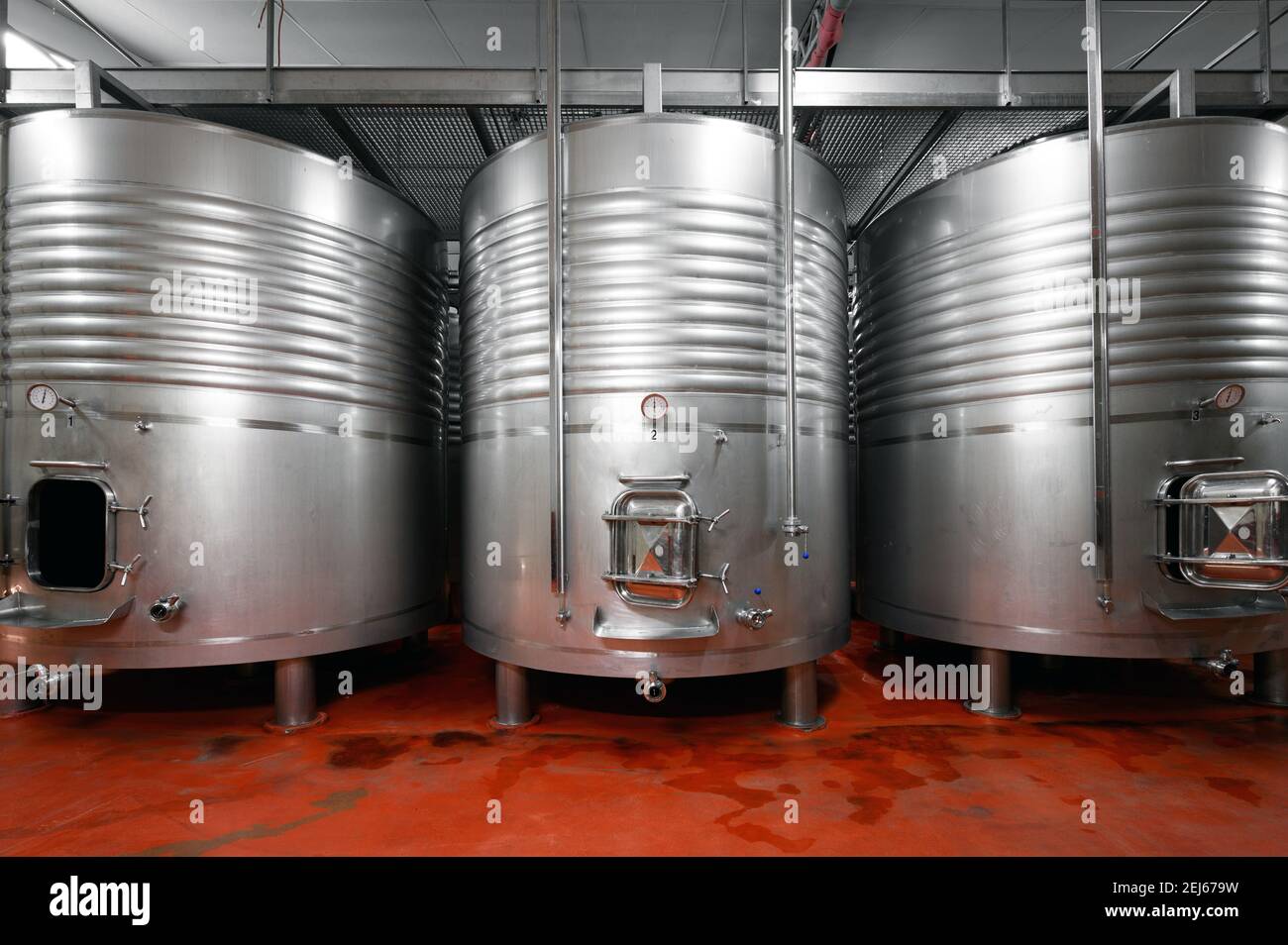 Vasche industriali in acciaio inox in una moderna fabbrica di birra. Foto di alta qualità. Foto Stock