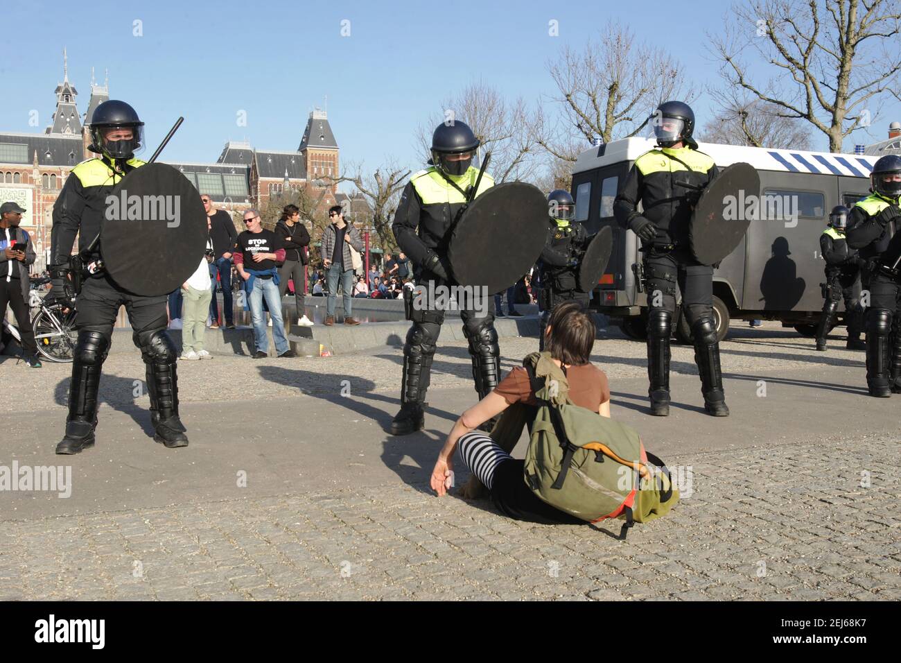 Un protester mnti-lockdown seduto sul pavimento di fronte la polizia anti-sommossa durante una manifestazione illegale contro le misure del coronavirus Al M Foto Stock