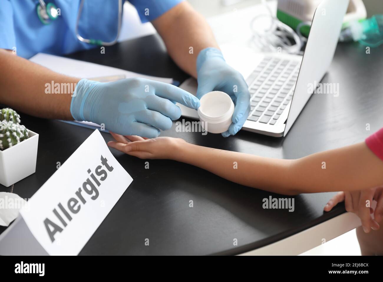 Bambina sottoposta a test allergene della pelle in clinica Foto Stock