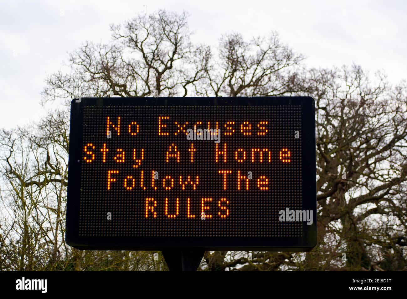 Aylesbury, Buckinghamshire, Regno Unito. 21 febbraio 2021. Domani, il primo ministro Boris Johnson delineerà una tabella di marcia per l’Inghilterra che verrà fuori dal blocco nazionale del Covid-19 in un periodo graduale. Nel frattempo, i cartelli LED ad Aylebsury ricordano al pubblico No Excuses, Stay at Home, seguire le regole. Credito: Maureen McLean/Alamy Foto Stock