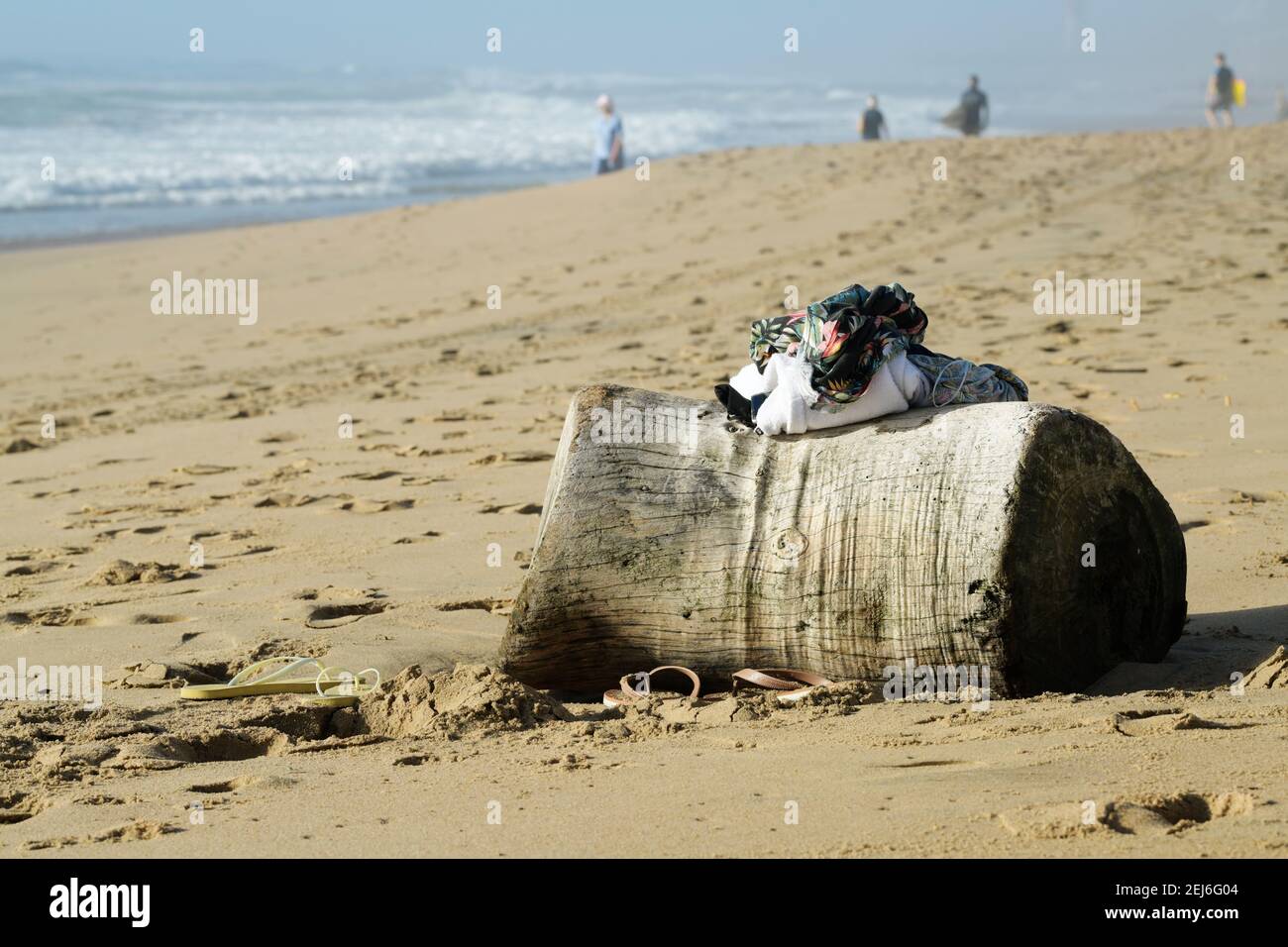 Asciugamano, vestiti su bella spiaggia, vacanza estiva, vacanza al mare, gruppo di oggetti, natura morta, Sfondi, Durban, Sud Africa, effetti personali Foto Stock
