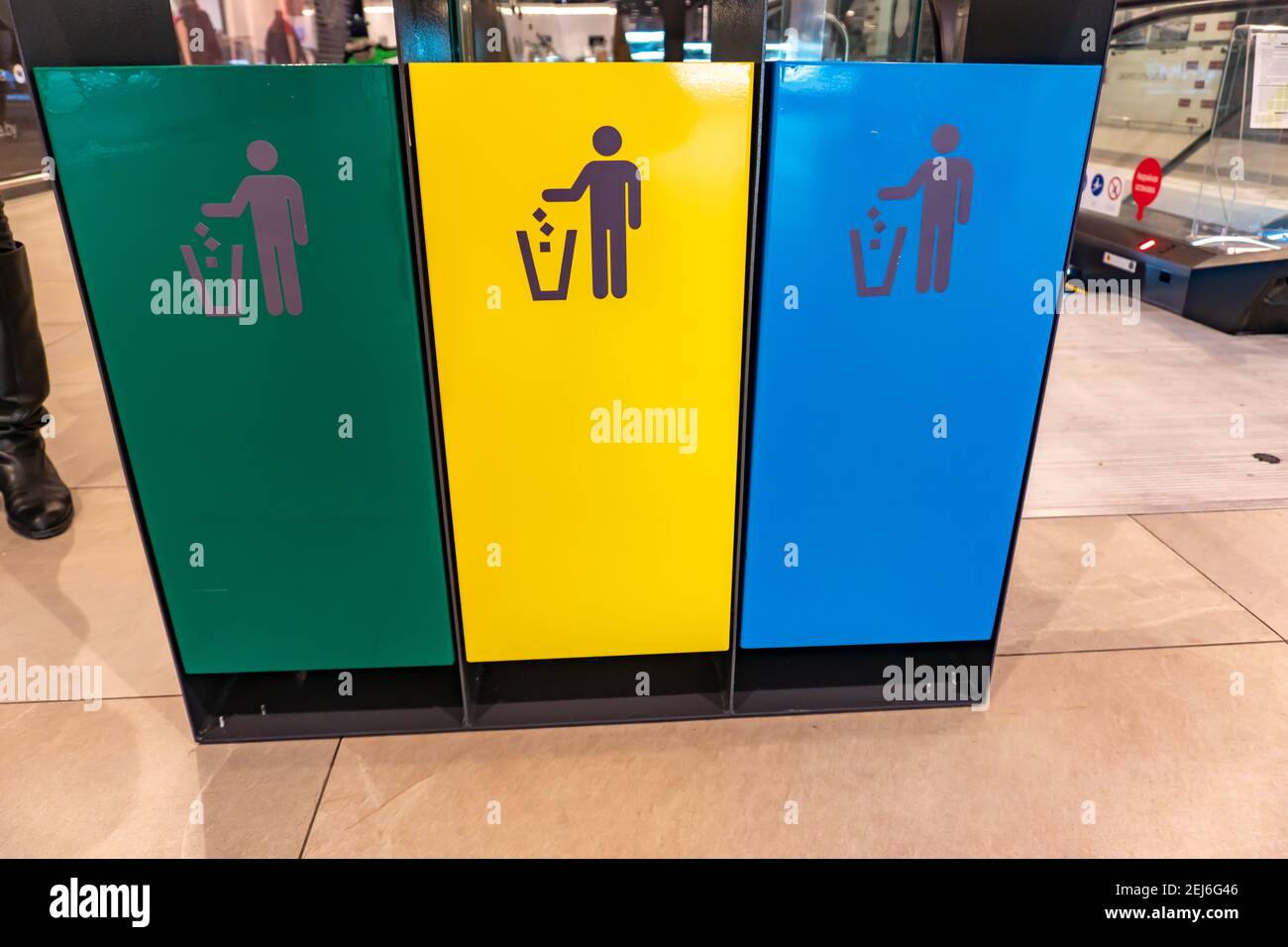 Moderni bidoni per la separazione dei rifiuti. Gestione riciclare rifiuti. Raccolta differenziata dei rifiuti Foto Stock