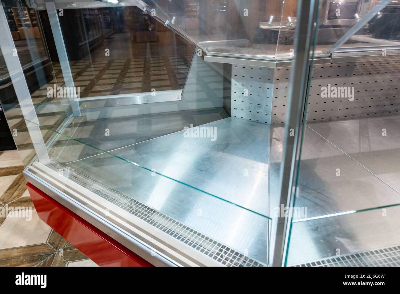 Scaffali vuoti in un supermercato in mezzo al coronavirus pandemia. Chiusura del centro commerciale. Frigoriferi commerciali vuoti presso il negozio di alimentari. Cibo surgelato esaurito Foto Stock