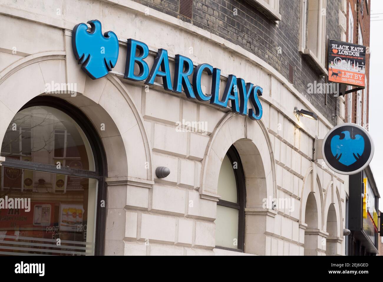 Logo Barclays sulla parete esterna del ramo bancario Foto Stock