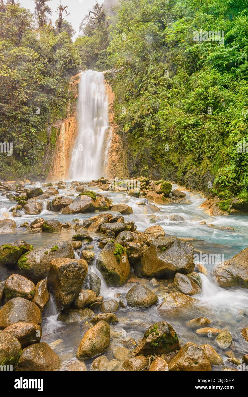 Acqua blu che scorre attraverso le cascate di Gemelas a Bajos del Toro, Costa Rica Foto Stock