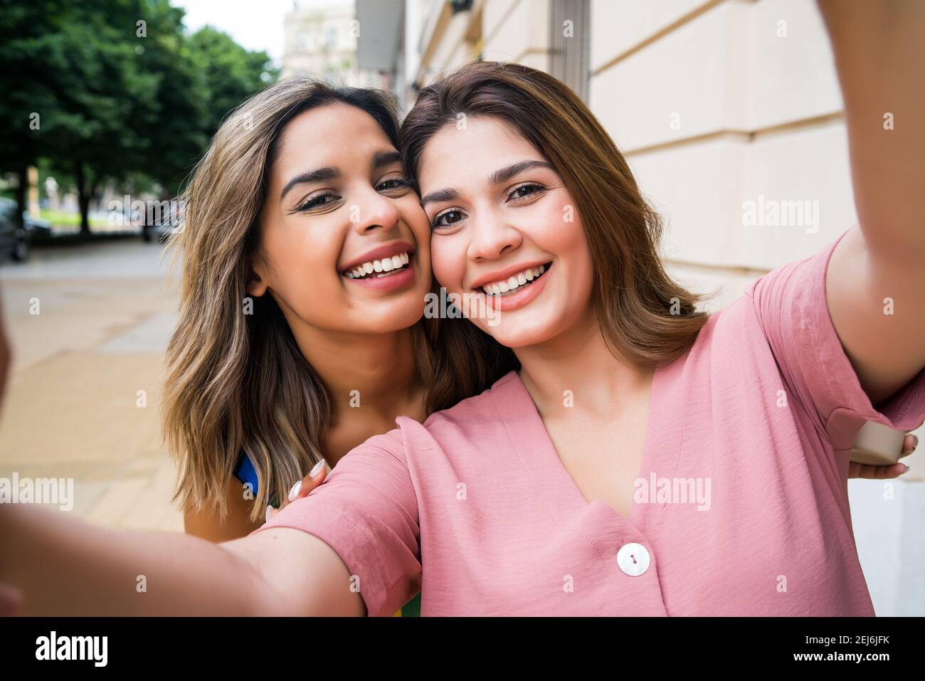 Due amici che prendono un selfie all'aperto. Foto Stock