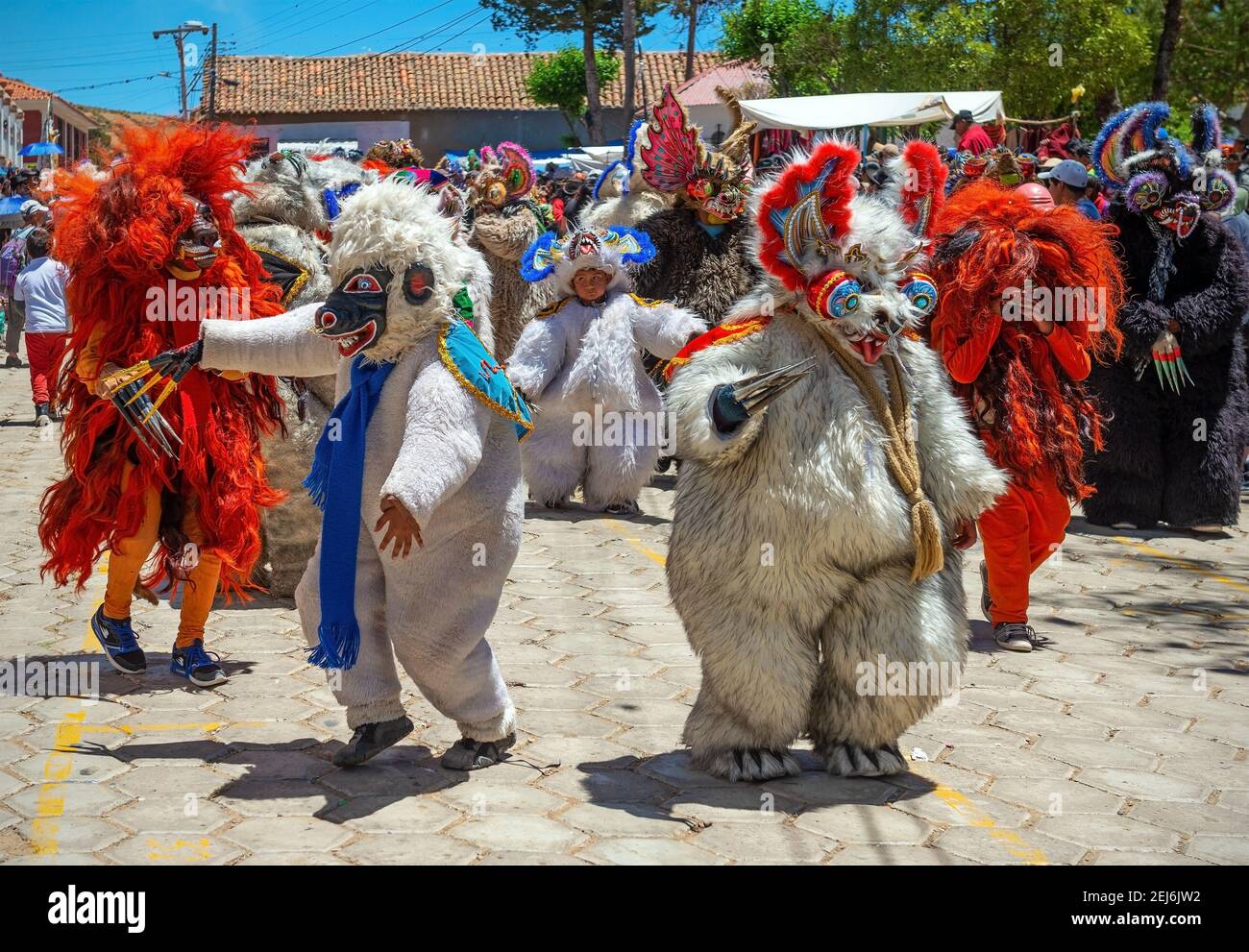 Costumi ornati di orso in una sfilata religiosa carnevale di strada con danze, Tarabuco, Bolivia. Foto Stock