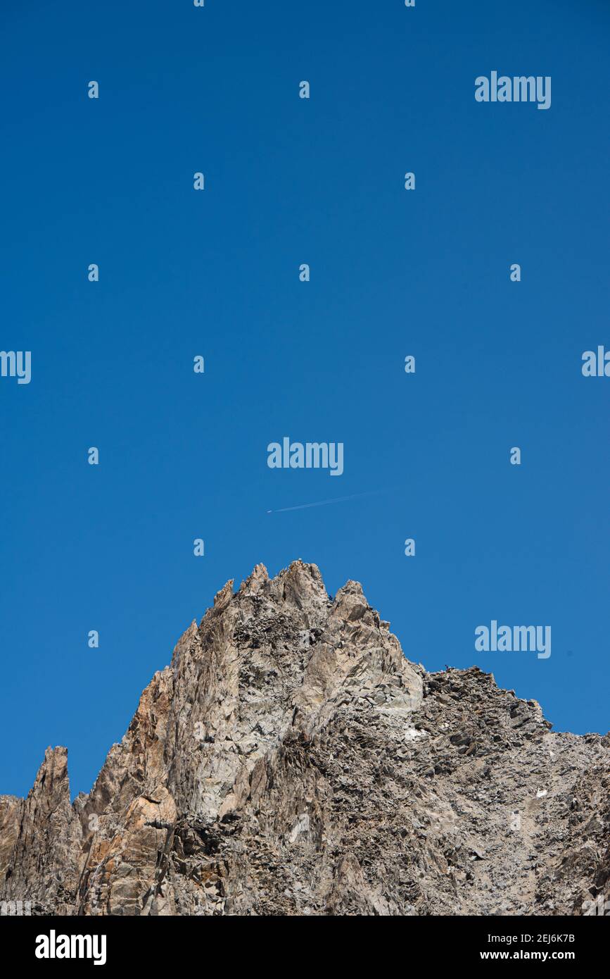 Il Monte Bianco è la vetta più alta delle Alpi e la seconda in Europa. Con 4807m è una delle montagne più iconiche del mondo Foto Stock