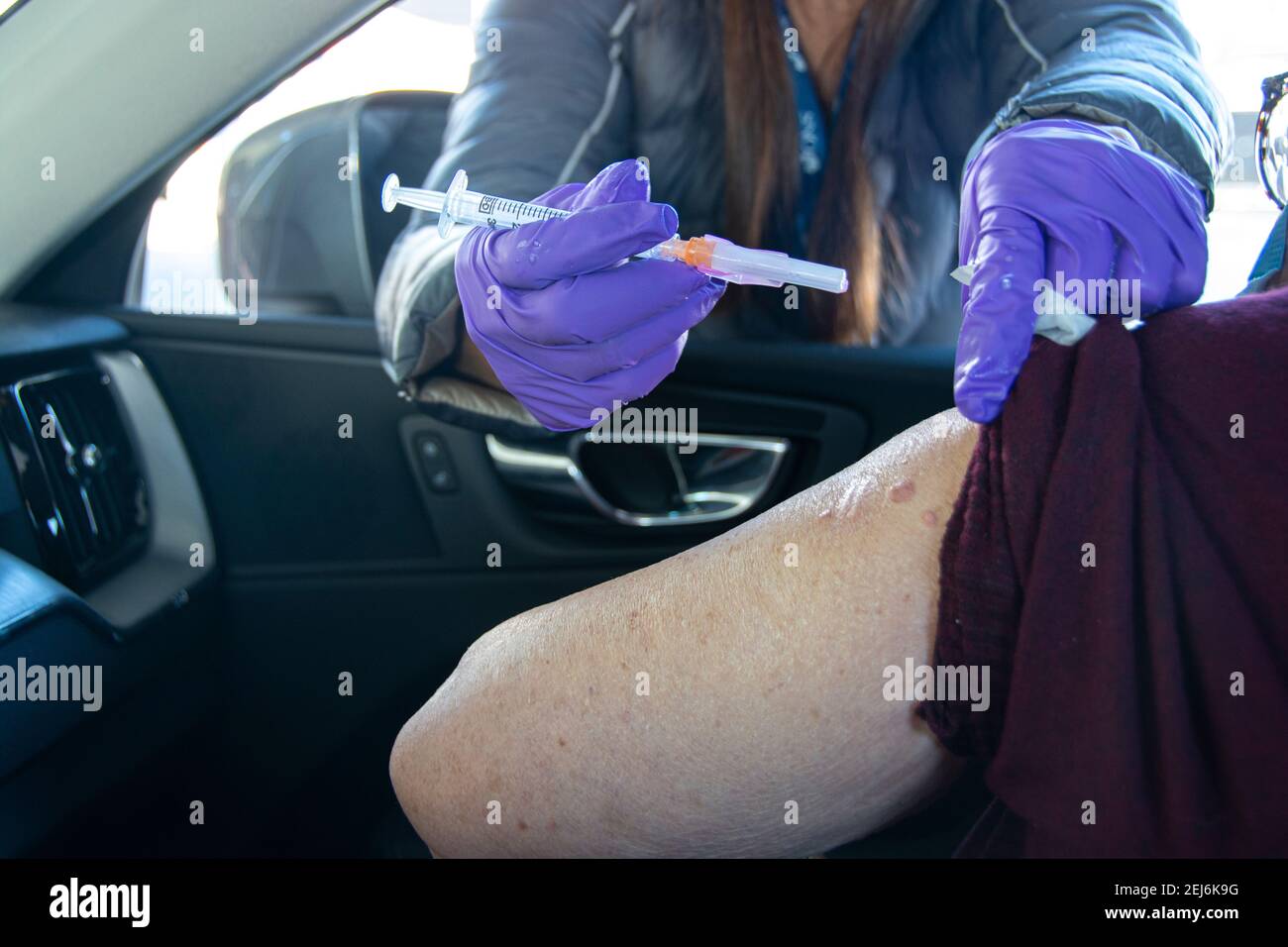 Una donna di 84 anni, Latina, riceve la sua seconda iniezione di vaccino moderna per aiutare a fermare la diffusione del virus COVID-19; Dodger Stadium, L.A. CA STATI UNITI. Foto Stock