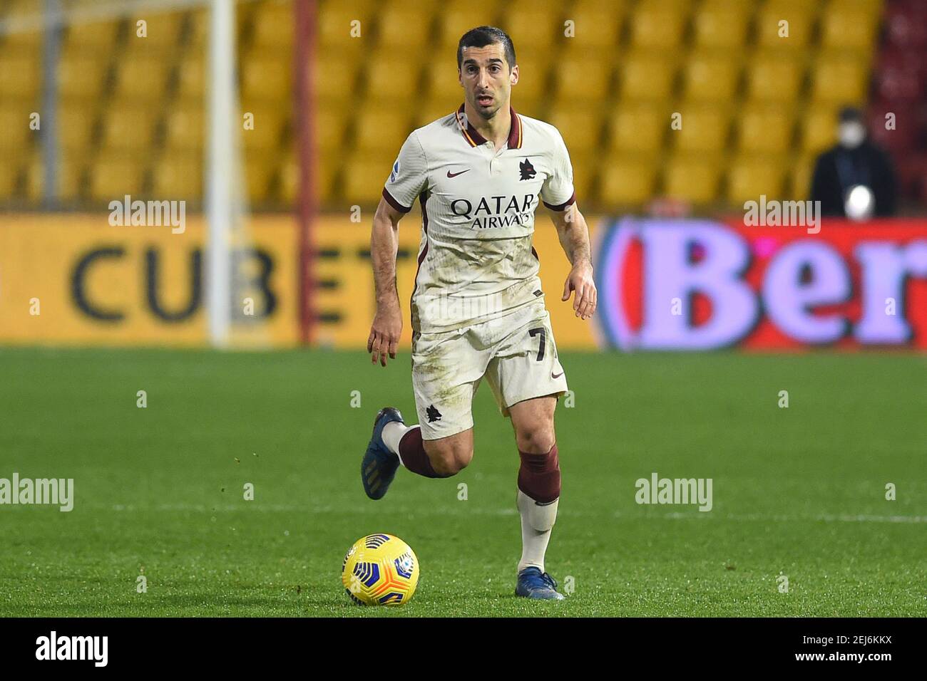 Benevento, Lazio. 21 Feb 2021. Henrix Mkhitaryan di Roma in azione durante la Serie Italiana UNA partita di calcio Benevento vs COME Roma allo stadio Ciro Vigorito di Benevento, 2i febbraio 2021. Fotografo01 Credit: Agenzia fotografica indipendente/Alamy Live News Foto Stock