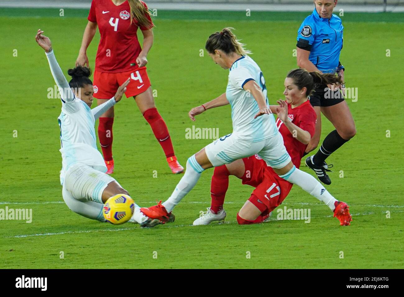 Orlando, Florida, USA, 21 febbraio 2021, Giocatori argentini e canadesi combattono per la palla durante la Coppa SheBelieves all'Exploria Stadium (Photo Credit: Marty Jean-Louis) Credit: Marty Jean-Louis/Alamy Live News Foto Stock