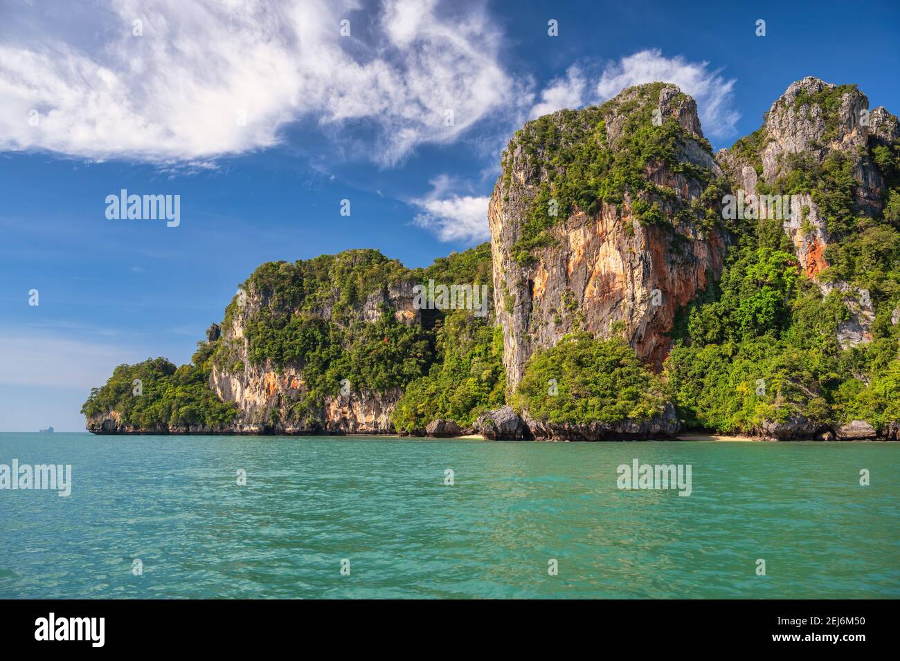 Vista delle isole tropicali con mare blu oceano a Railay Beach, Krabi Thailandia paesaggio naturale Foto Stock