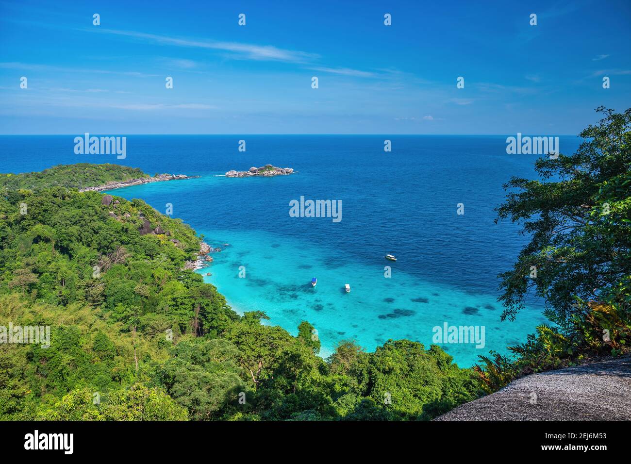 Le isole tropicali si affacciano sull'oceano blu dell'acqua del mare e sulla spiaggia di sabbia bianca delle Isole Similan dal famoso punto di vista, il paesaggio naturale di Phang Nga Thailand Foto Stock