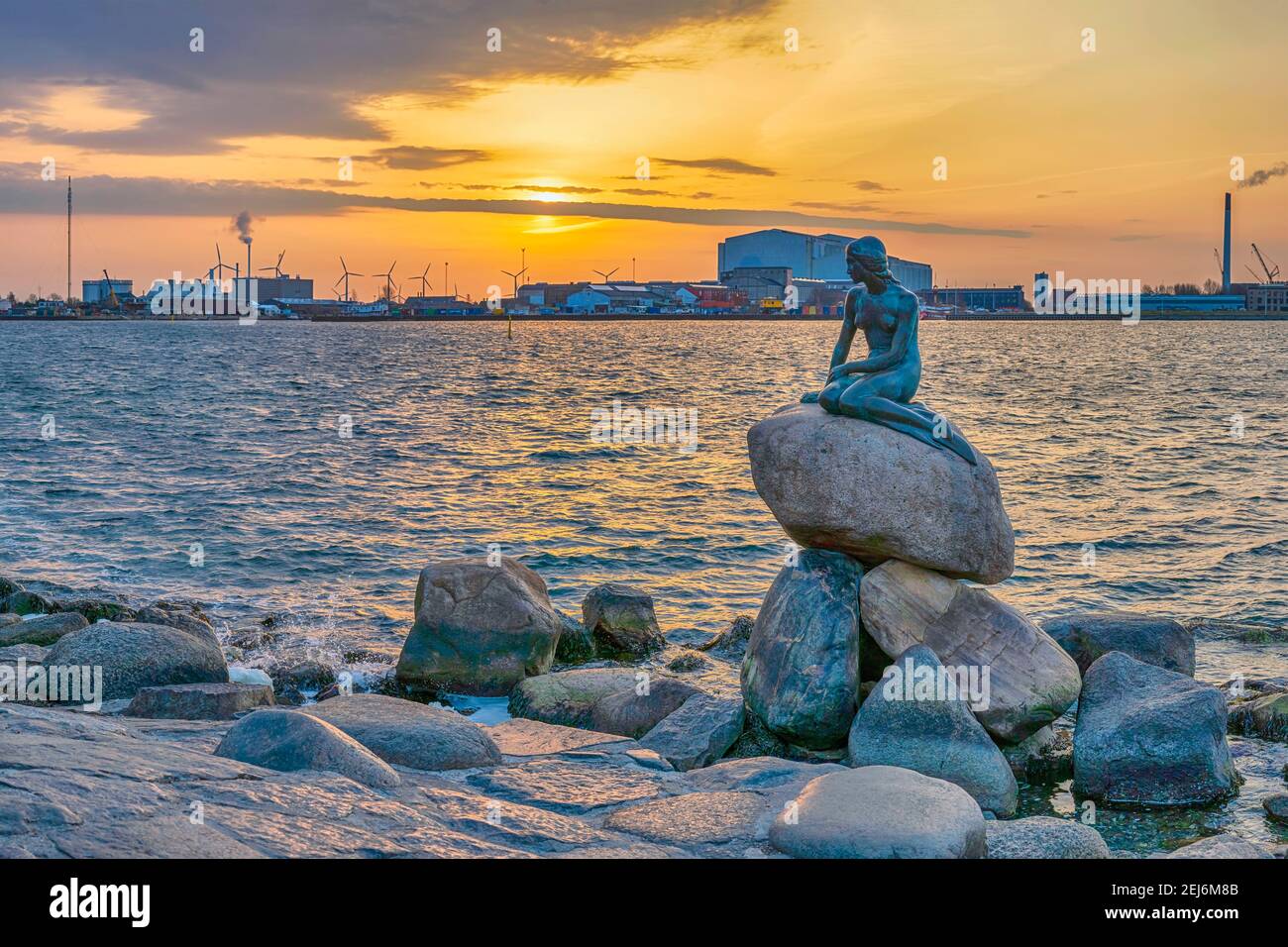 Copenaghen, Danimarca - 12 aprile 2018: Skyline della città all'alba alla statua di Little Mermaid Foto Stock