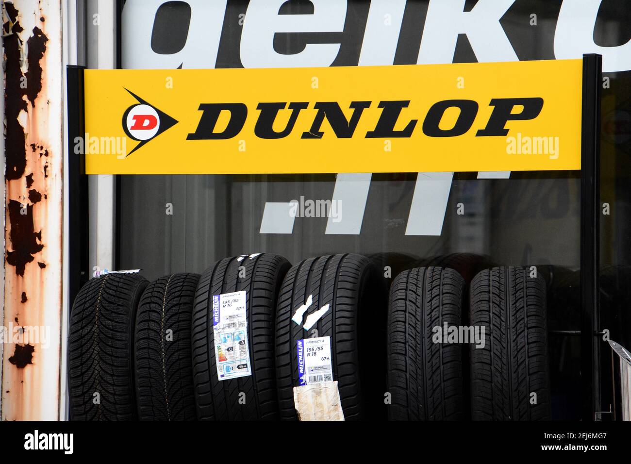 Il logo della società Dunlop visto su un espositore di pneumatici di fronte  ad un garage auto. (Foto di Gerard Bottino / SOPA Images/Sipa USA Foto  stock - Alamy