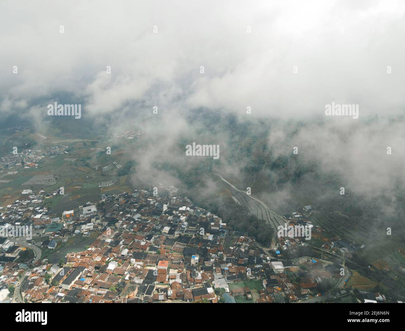 Vista aerea del villaggio di Dieng a Wonosobo con la montagna intorno esso Foto Stock