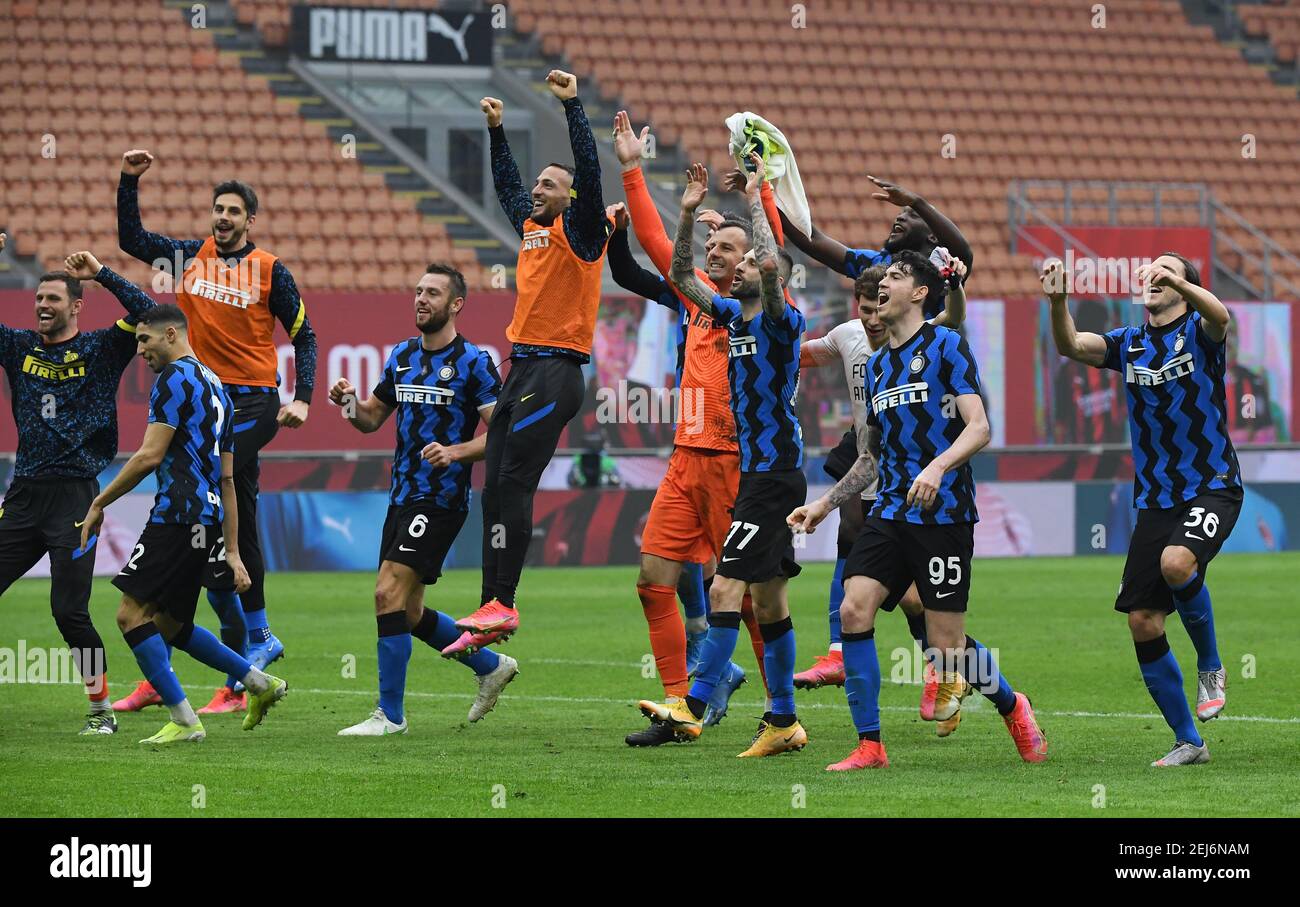 Milano, Italia. 21 Feb 2021. I giocatori del FC Inter festeggiano al termine di una serie DI partite di calcio tra AC Milan e FC Inter a Milano, 21 febbraio 2021. Credit: Alberto Lingria/Xinhua/Alamy Live News Foto Stock