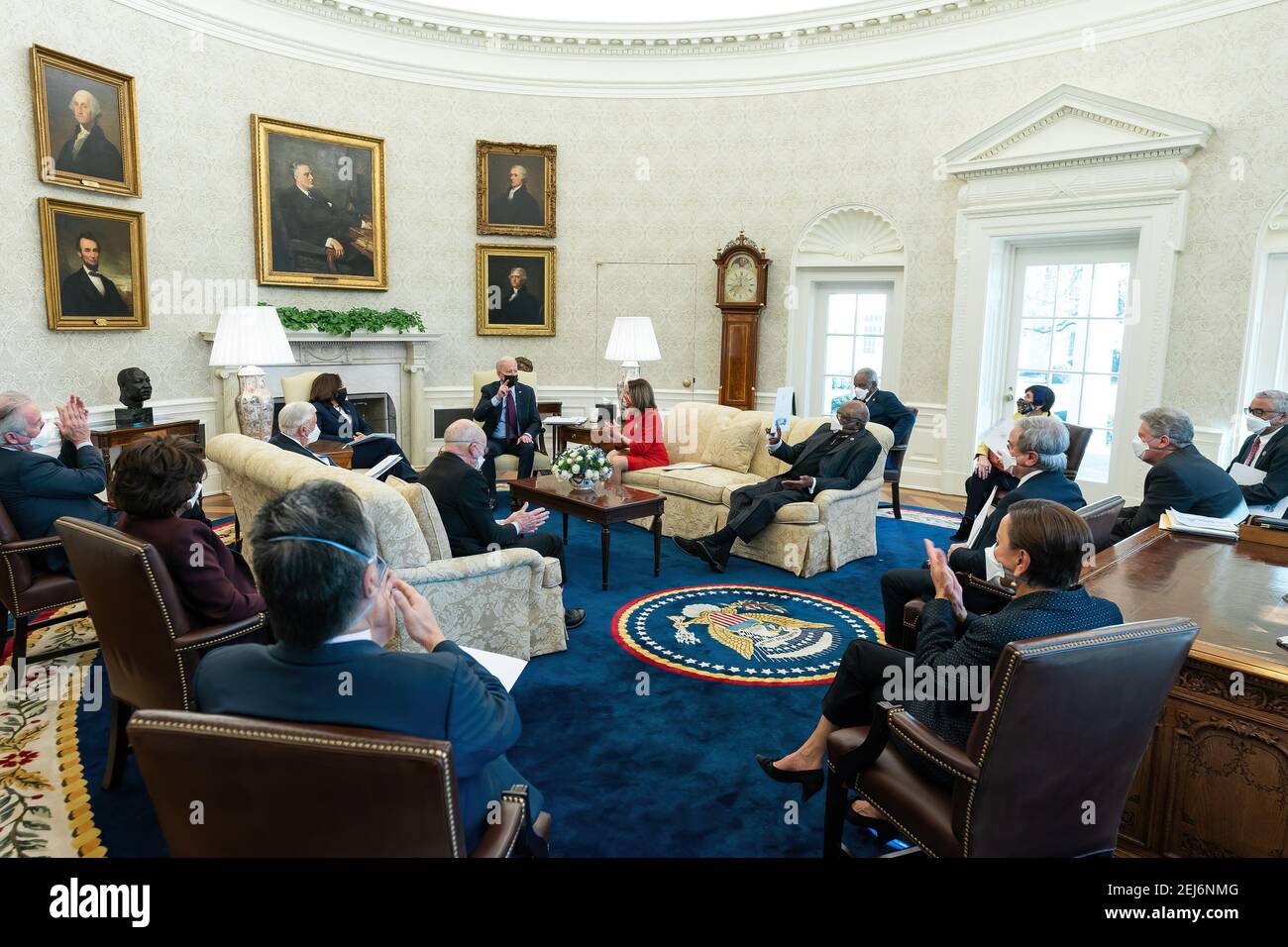 Il Presidente Joe Biden e il Vice Presidente Kamala Harris si incontrano con i Democratici della Camera venerdì 5 febbraio 2021 presso l'Ufficio ovale della Casa Bianca. (Foto ufficiale della Casa Bianca di Adam Schultz) Foto Stock