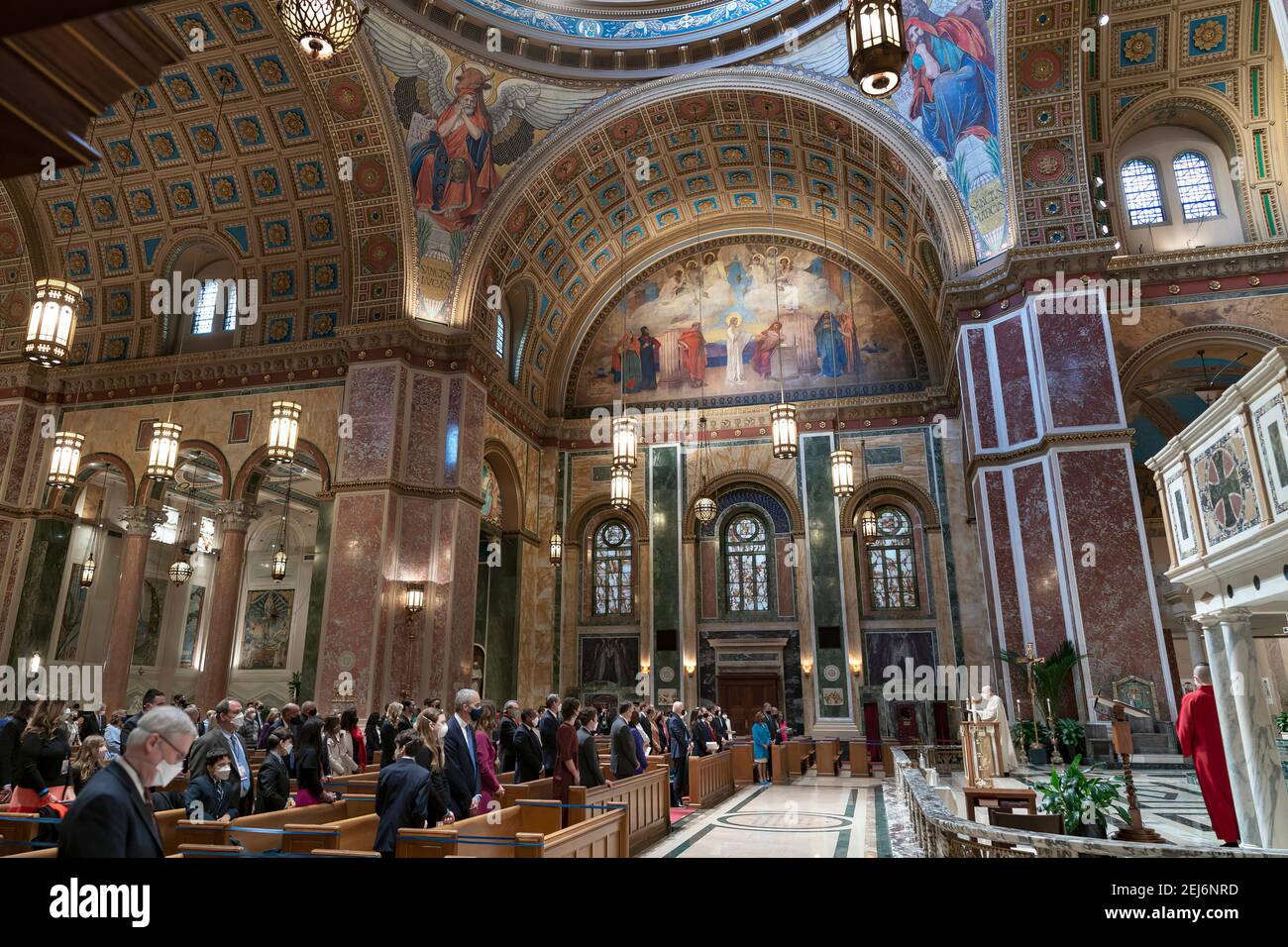 Il Presidente eletto Joe Biden, il Dr. Jill Biden, il Vice Presidente eletto Kamala Harris e il Sig. Doug Emhoff partecipano a una messa di ringraziamento in onore della 5nona inaugurazione presidenziale mercoledì 20 gennaio 2021, presso la Cattedrale di San Matteo Apostolo a Washington, D.C. (Foto ufficiale della Casa Bianca di Lawrence Jackson) Foto Stock