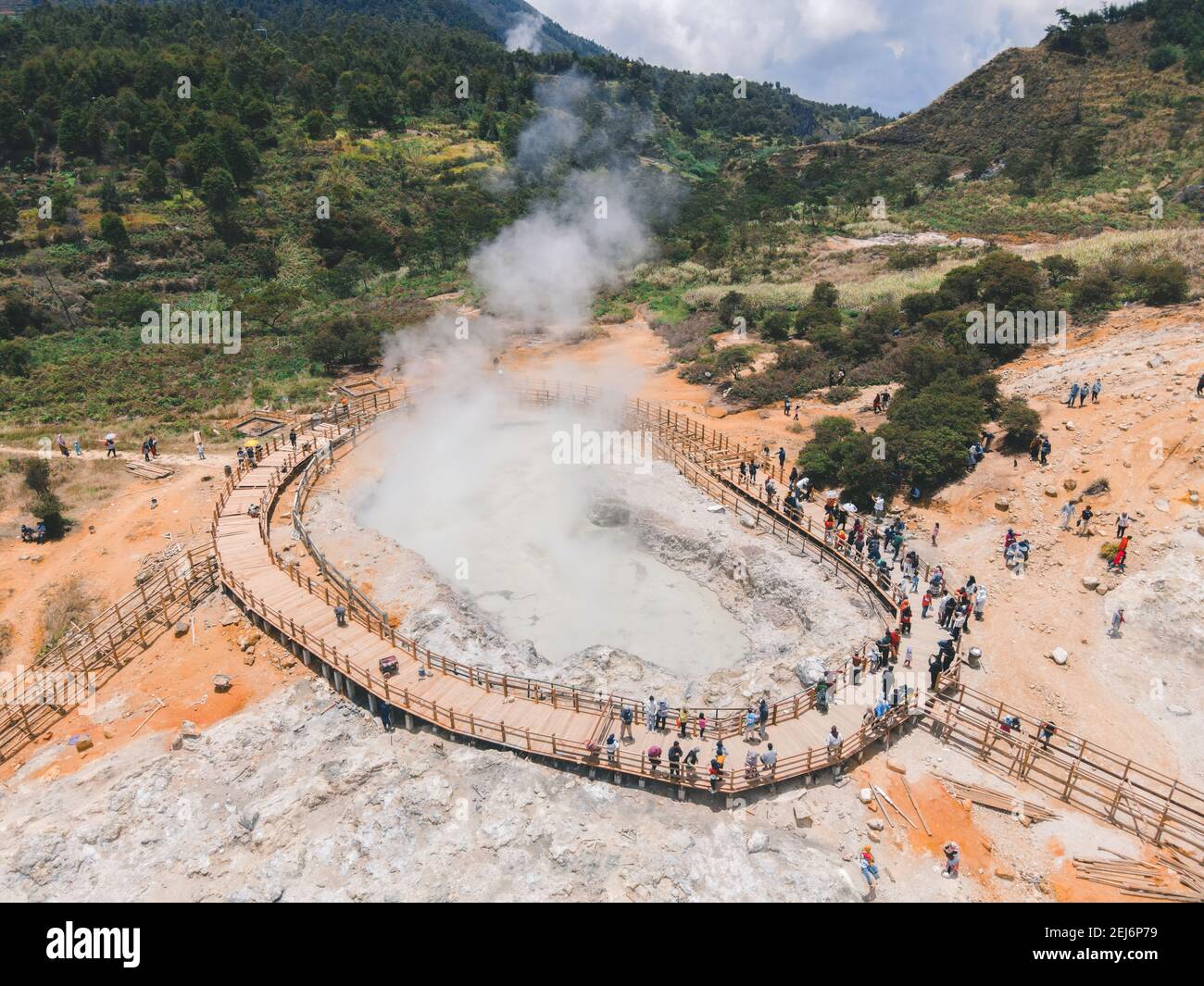 Vista aerea del cratere di Sikidang con lo sfondo del vapore di zolfo che esce dalle paludi di zolfo. Foto Stock