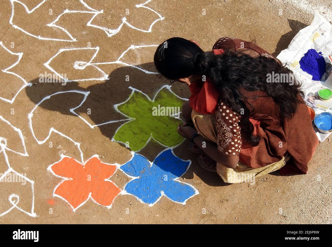 La donna indù indiana attira rangoli tradizionali durante il festival di raccolta pongal o makar sankrant Foto Stock