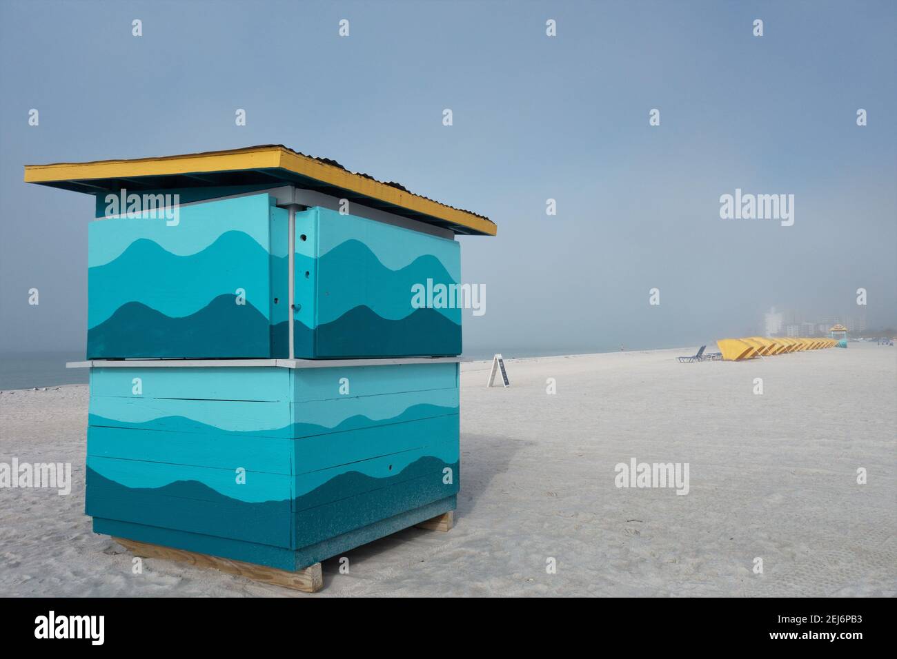 Una colorata capanna sulla spiaggia di St. Pete's Beach in Florida, USA. Foto Stock