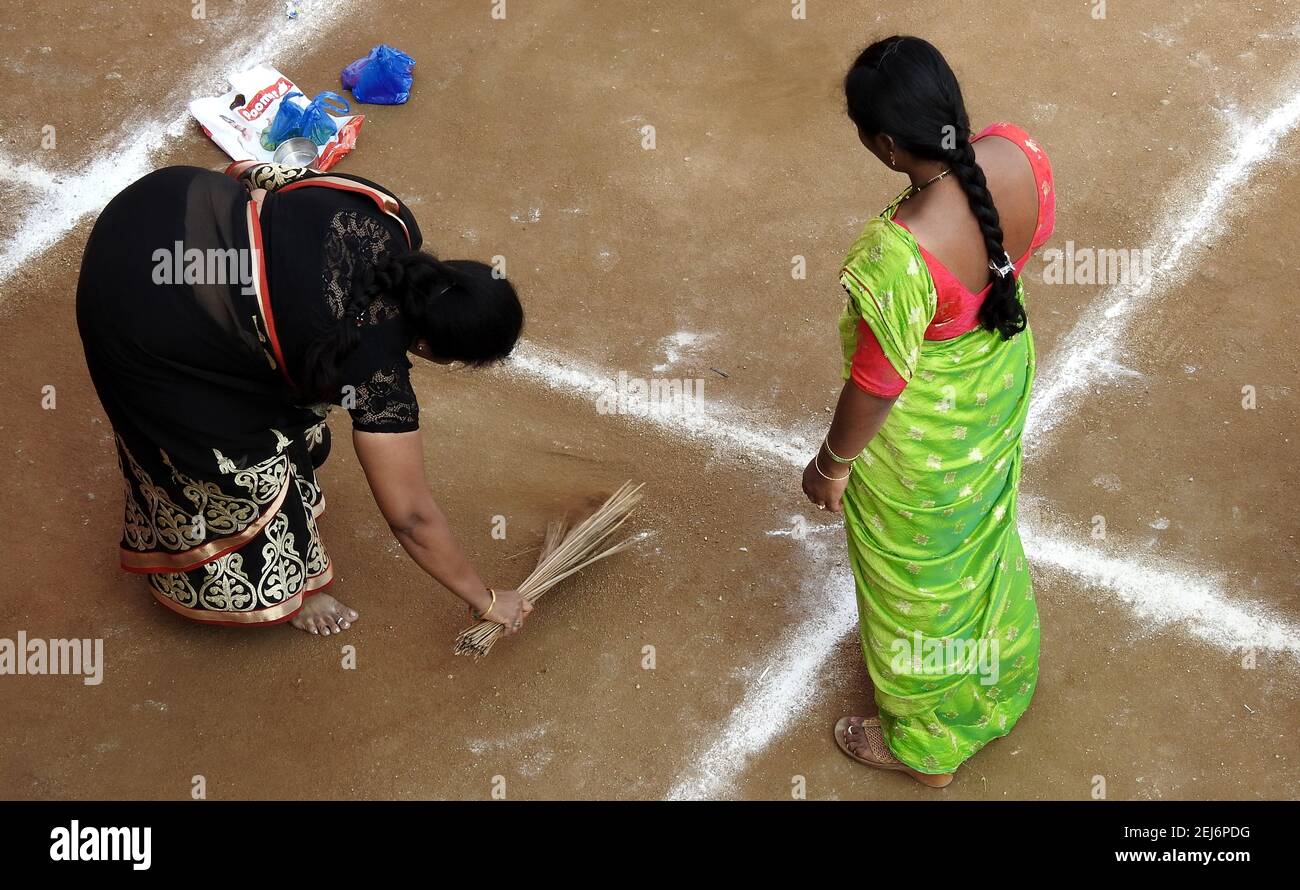 La donna indù indiana attira rangoli tradizionali durante il festival di raccolta pongal o makar sankrant Foto Stock