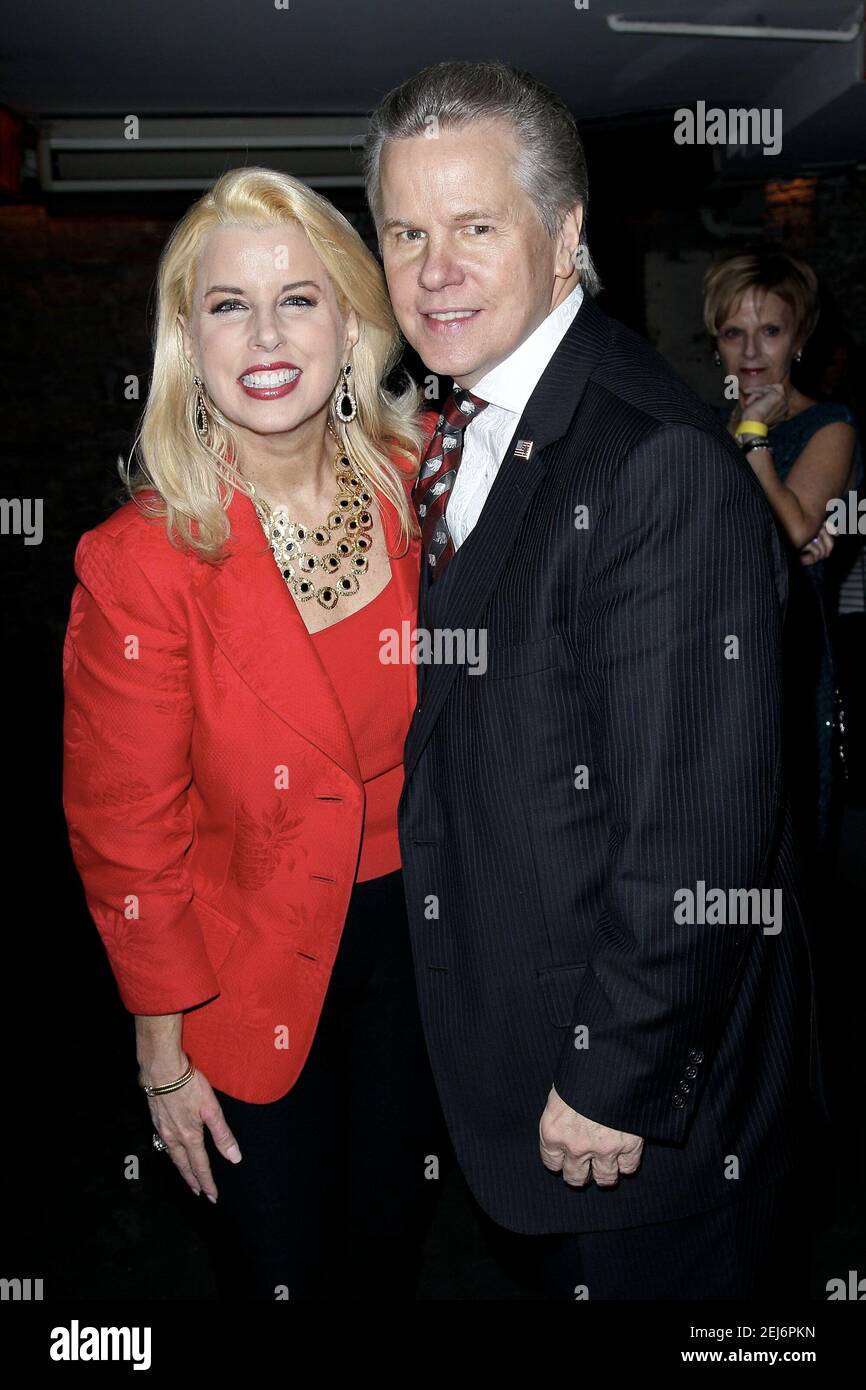 New York, NY, Stati Uniti. 3 marzo 2016. Televisione News Anchor e corrispondente, Rita Crosby, musicista, Tomaczek Bednarek al sorprendente Kreskin Book Release Party per 'in Real Time' al Troy Liquor Bar. Credito: Steve Mack/Alamy Foto Stock