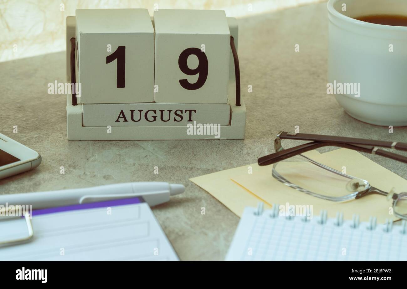 Agosto 19, data sul calendario. Cubo di legno fatto a mano con data mese e giorno. Fuoco selettivo. Giornata mondiale della fotografia Foto Stock