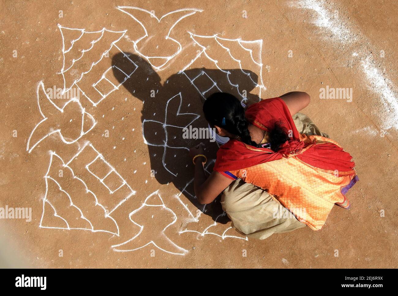 La donna indù indiana attira rangoli tradizionali durante il festival di raccolta pongal o makar sankrant Foto Stock