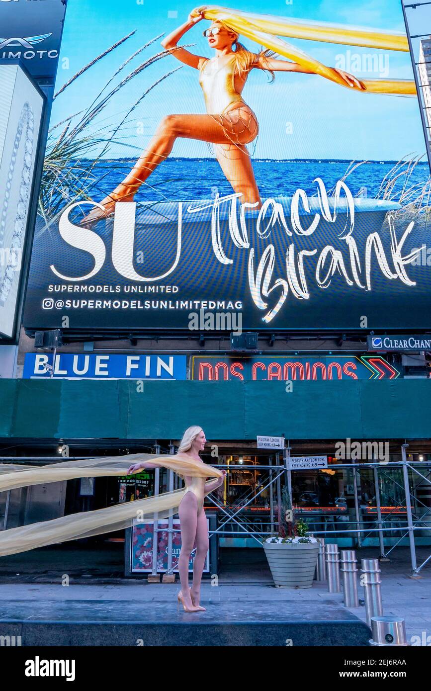 La fotografa Luciana Pampalone con Model Tracy Brank è apparsa nel NYFW di Supermodel Unlimited Magazine a Times Square New York City, NY il 21 febbraio 2021. (Foto di David Warren /Sipa? USA) Credit: Sipa USA/Alamy Live News Foto Stock