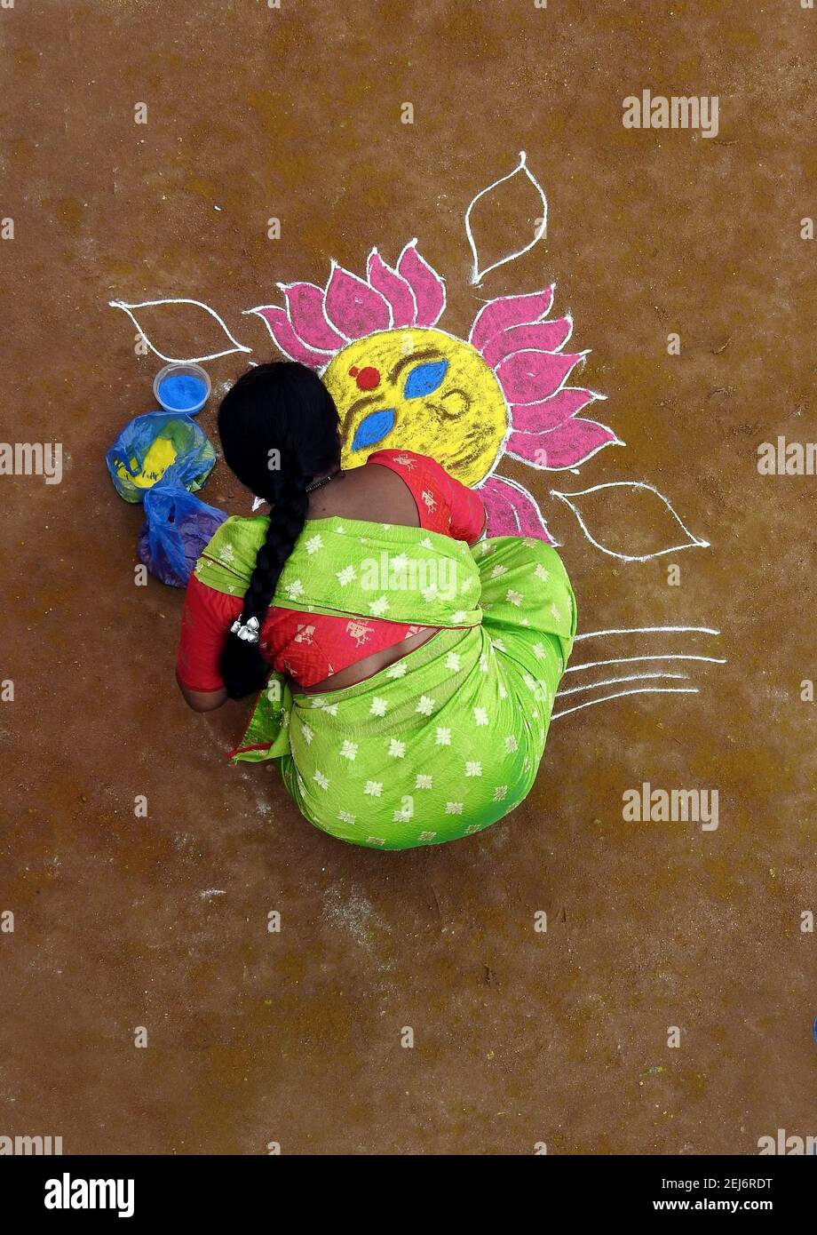 La donna indù indiana attira rangoli tradizionali durante il festival di raccolta pongal o makar sankrant Foto Stock