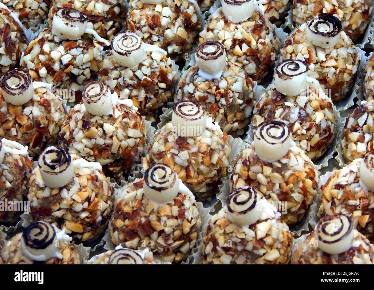 Vista ravvicinata dei dolci tradizionali indiani, in un negozio Foto Stock